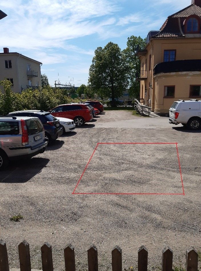Röd ruta visar ungefärlig placering av ett miljöhus eller förråd, ej skalenlig (Foto: Ljusdals kommun, 2023-05-30).