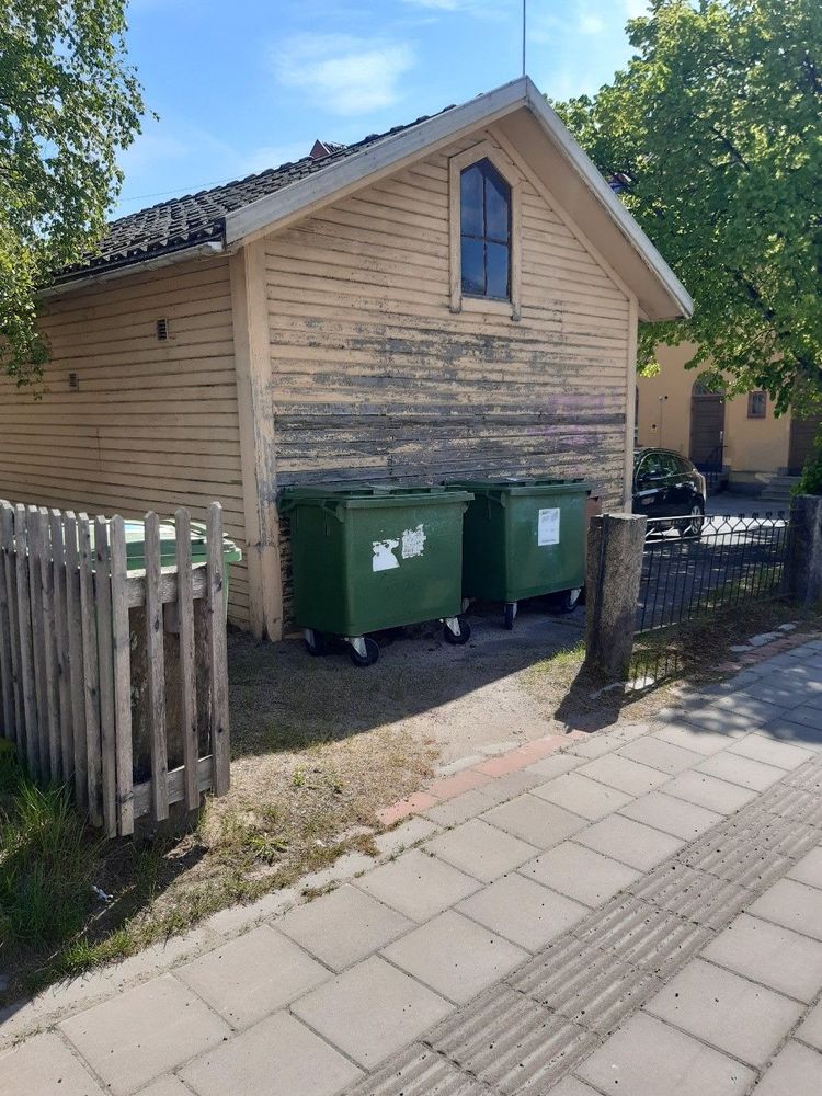 Nuvarande avfallslösning inom fastigheten Tälle 12:1 (Foto: Ljusdals kommun, 2023-05-30).