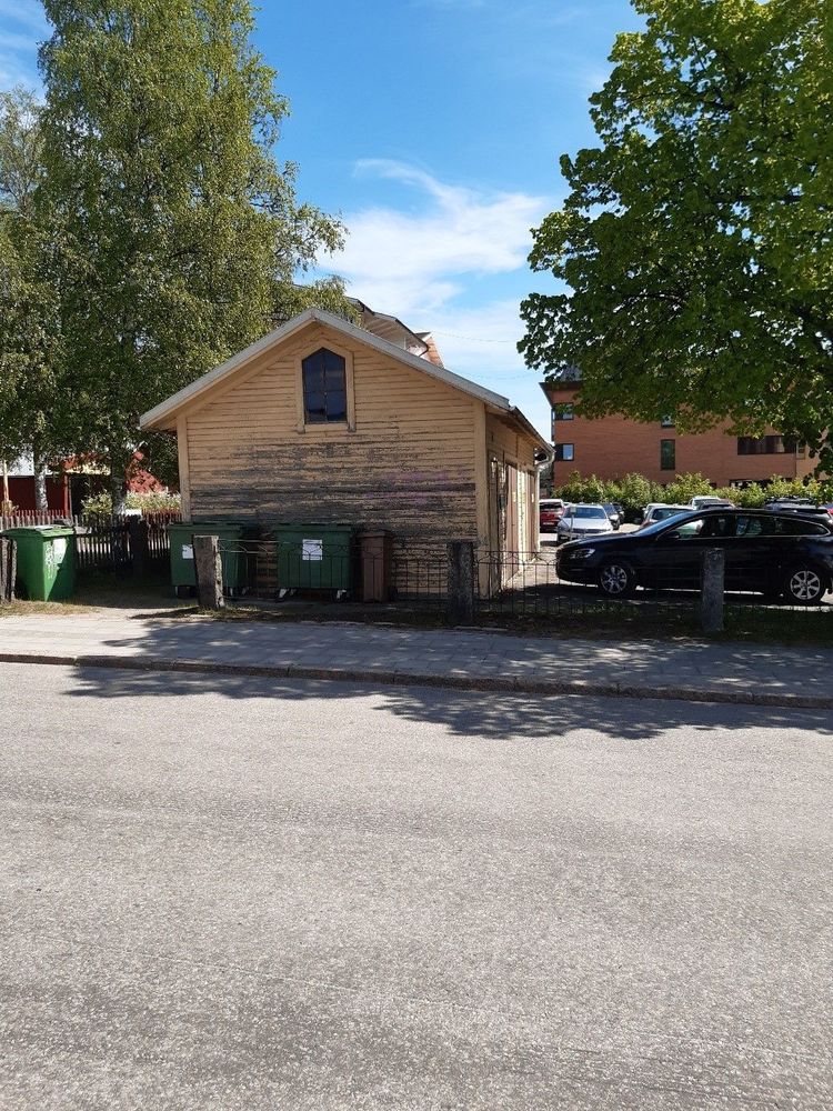 På fotot syns en befintlig komplementbyggnad som ska bevaras (Foto: Ljusdals kommun, 2023-05-30).