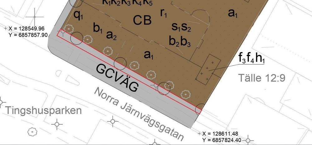 Markremsan (röd ruta) längs med Norra Järnvägsgatan önskar kommunen lösa in.