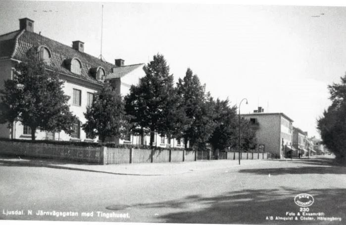Vy över Norra Järnvägsgatan år 1942. Vid denna tid var det trästaket runt Tingshuset och grus på gatorna (Källa: Gardh, I, 1995, I våra kvarter – Ljusdal på 1940-talet, s. 64). 